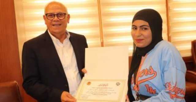 محافظ بورسعيد يكرم الطالبة 'ندى' الأولى على الجمهورية فى شهادة الدبلومات الفنية