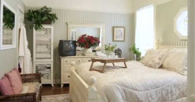 4 خطوات لتغيير ديكور غرفة نومك حتى لو قديمة.. زرع ومفارش ستان المرأة والمنوعات
