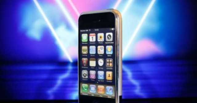 علوم وتكنولوجيا بيع نسخة نادرة من أول هاتف أيفون بسعر 1.5مليون دولار فى مزاد