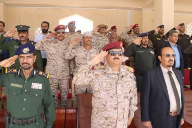 وزير الدفاع من كلية الشرطة: لدينا معركة لا تقل أهمية عن مواجهة مليشيا الحوثي وأنتم رجالها