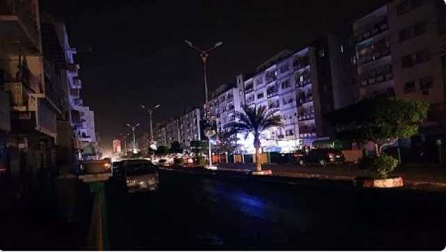محافظة عدن تغرق في الظلام لساعات طويلة وسط صمت عميق