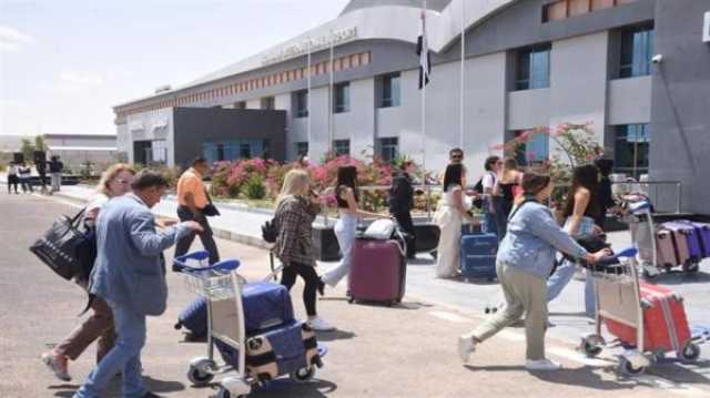وزير الطيران المدنى يتفقد حركة التشغيل بمطار العلمين