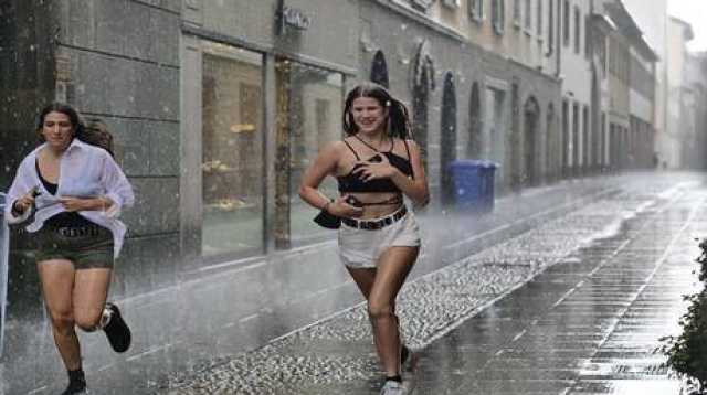 روسيا اليوم : إيطاليا.. سيول ممزوجة بحبات برد ضخمة بعد موجة حر شديدة ضربت البلاد (فيديو+صور)