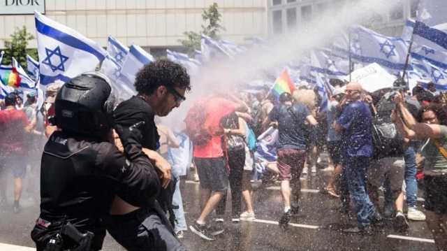 احتجاجات وإغلاق للطرق في “إسرائيل” رفضا للتعديلات القضائية شاهد