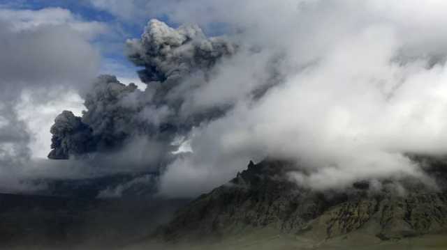 يورونيوز : شاهد: بركان آيسلندا الثائر يدفع بسيول متوهجة من الحمم ويثير رعب السكّان