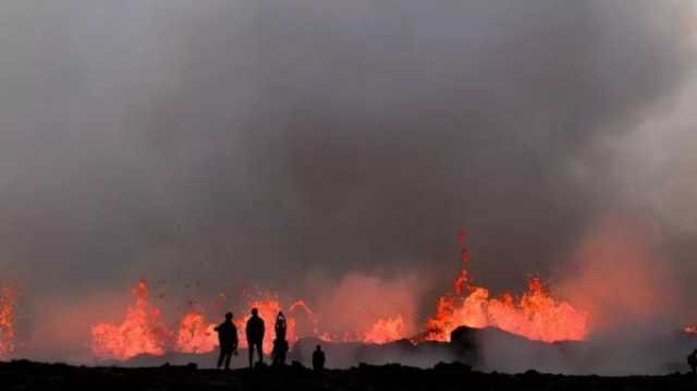 يورونيوز : شاهد: البركان الثائر في آيسلندا يشق دروباً متوهجة في أخاديد جزيرة ريكيانيس