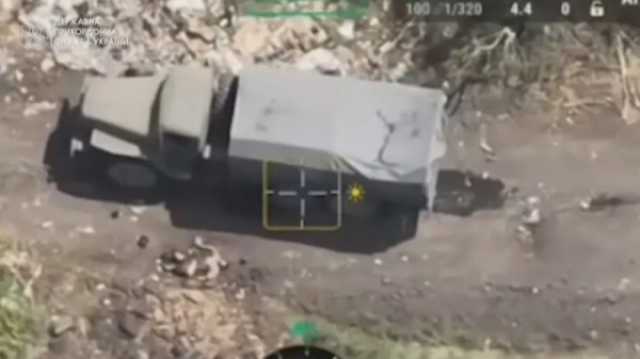 يورونيوز : شاهد: لحظة سقوط قذيفة هاون على شاحنة عسكرية روسية قرب باخموت