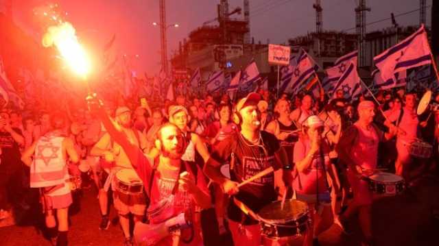 يورونيوز : إسرائيليون يتظاهرون ضد الإصلاح القضائي مع بدء إقراره في الكنيست