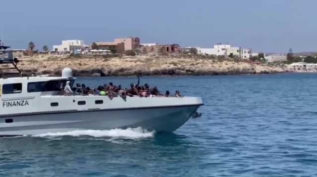 يورونيوز : شاهد: وصول دفعة جديدة من المهاجرين غير الشرعيين إلى إيطاليا قادمين من تونس