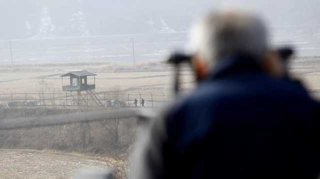 يورونيوز : كوريا الشمالية تحتجز مواطناً أمريكياً عبَر أراضيها سهواً خلال جولة حدودية