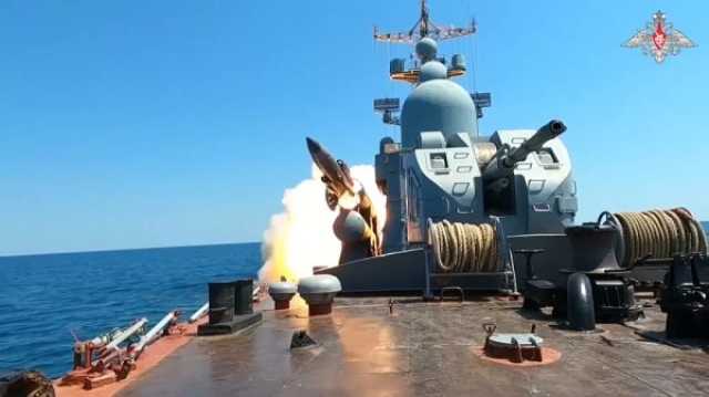 يورونيوز : شاهد: روسيا تجري تدريبات عسكرية يتخللها إطلاق صواريخ في البحر الأسود