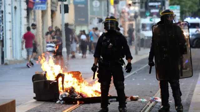 يورونيوز : توجيه الاتهام إلى أربعة شرطيين بممارسة العنف خلال التصدي لأعمال الشغب في فرنسا