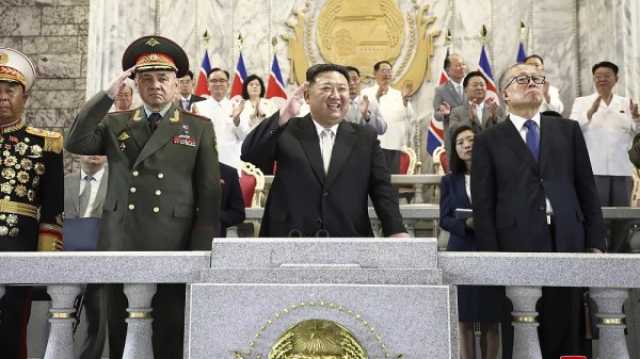 يورونيوز : شاهد: بحضور روسي وصيني.. زعيم كوريا الشمالية يشرف على عرض عسكري لمسيرات جديدة وصواريخ عابرة للقارات