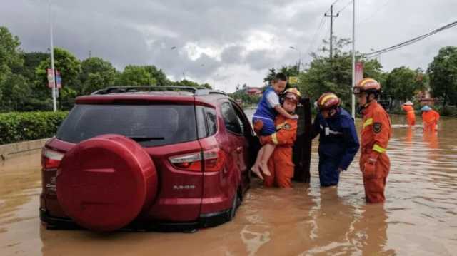 يورونيوز : شاهد: إنقاذ رجل عالق في سيارته الغارقة نتيجة الفيضانات في الصين