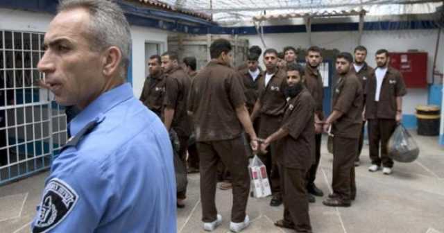 الاحتلال يقتحم قسم (24) في سجن النقب ويجري تفتيشات فيه