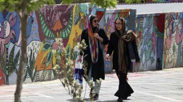 إيران: الشرطة تعود لتشديد الرقابة ومعاقبة النساء غير المحجبات بعد عشرة أشهر على وفاة مهسا أميني