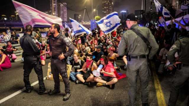 إسرائيل : 56% من الإسرائليين يخشون حربا أهلية وثلثهم يريد مغادرة البلاد بينما شعبية نتنياهو في تراجع