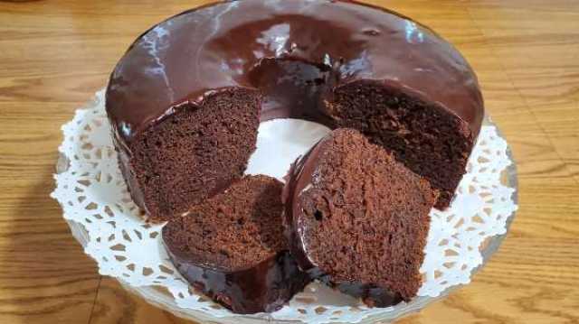 طريقة سهلة وسريعة لعمل كعكة الشوكولاتة الشهية بالمنزل.. بدون بيض أو زبدة أو حليب منوعات