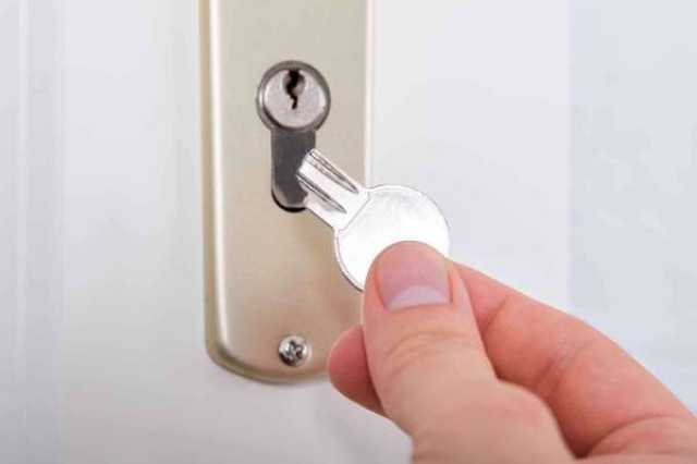 من دون آلات.. طريقة عبقرية من خطوتين لفتح أي قفل ضاع مفتاحه أو انكسر داخله منوعات