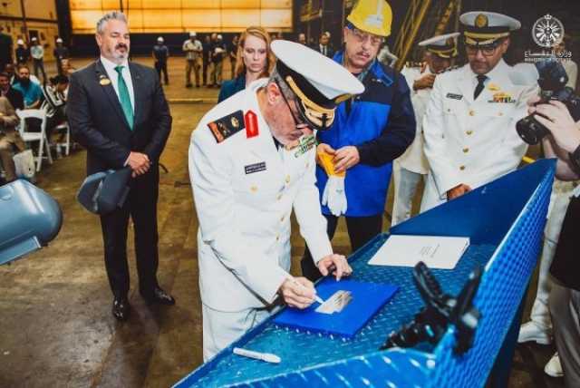 القوات البحرية تُرسي العارضة الرئيسية لـ«سفينة جلالة الملك عبدالله» في ولاية ويسكونسن الأمريكية