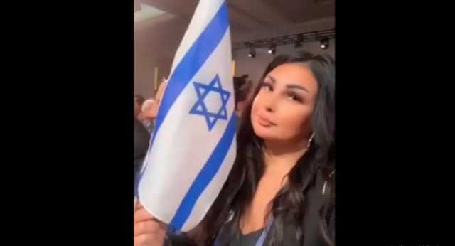 اعلامية لبنانية ملاحقة بتهمة الخيانة تشارك فيديو تلوح فيه بعلم اسرائيل