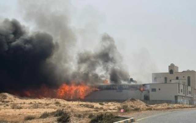 راشد المعلا يتفقد موقع حادث حريق مصنع العطور بأم القيوين