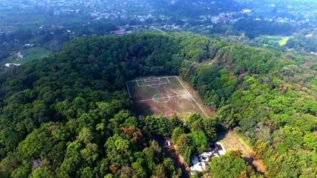 أغرب ملعب في العالم.. عمره 70 عاماً ويقع داخل فوهة بركان