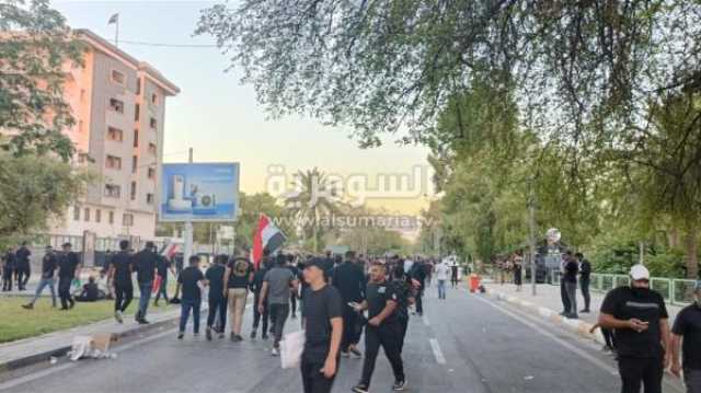 بغداد.. المتظاهرون أمام المعلق يبدأون بالانسحاب (صور)