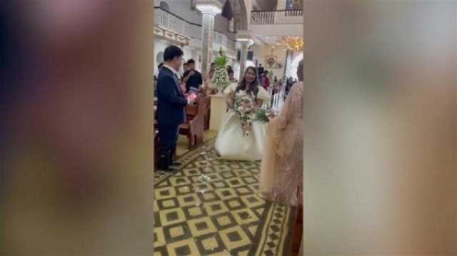 عروسان رغم الإعصار يقيمان زفافهما في كنيسة غمرتها المياه (فيديو)