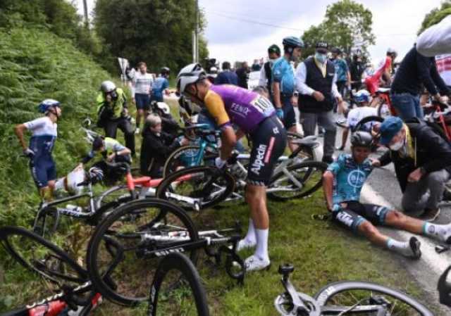 'تور دو فرانس'.. حادث تصادم جماعي يتسبب في انسحاب 3 دراجين
