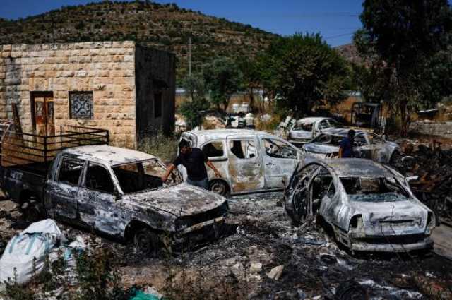 تحت حماية جنود الاحتلال.. مستوطنون يحرقون ممتلكات للفلسطينيين