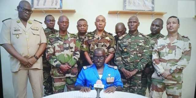 النيجر.. عسكريون يعزلون الرئيس بازوم وإدانات عالمية لمحاولة الانقلاب