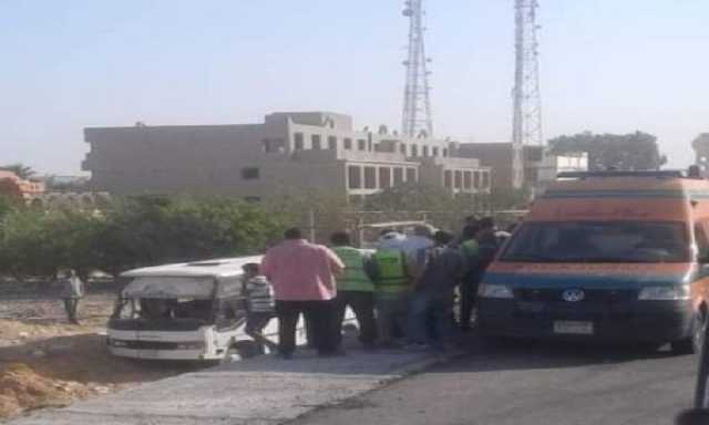 إصابة 26 عاملاً في حادث انقلاب سيارة بطريق جنيفة بالسويس