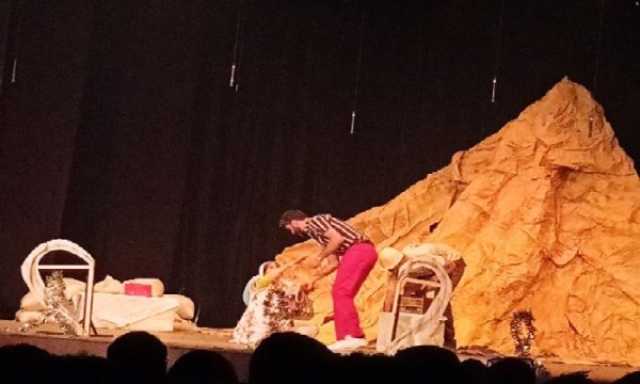 «نزهة في ميدان المعركة» عرض مسرحي ضمن مهرجان قسم المسرح بالإسكندرية