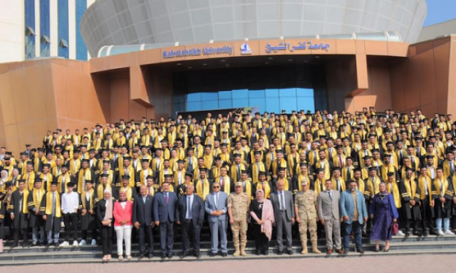 رئيس جامعة كفر الشيخ يشهد حفل تخريج طلاب كلية الهندسة دفعة العام الأكاديمي