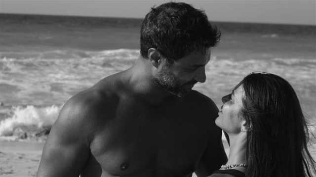 فن كريم فهمي وزوجته في لقطات رومانسية على شاطئ البحر