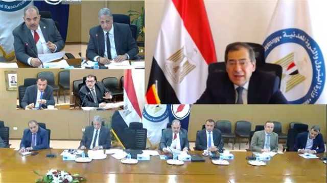 اقتصاد وزير البترول يتابع تطورات زيادة إنتاج النفط بالأبار المصرية