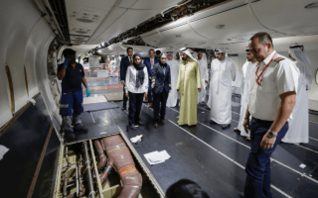 محمد بن راشد يتفقد المركز الهندسي لطيران الإمارات