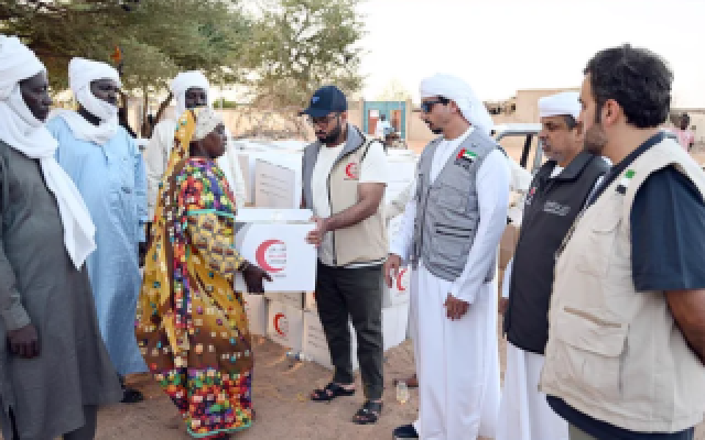 الفريق الإنساني الإماراتي يواصل توزيع الطرود الغذائية في أمدجراس التشادية