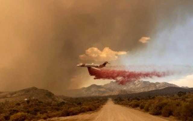 فرق الإطفاء تكافح إعصار النار في كاليفورنيا ونيفادا