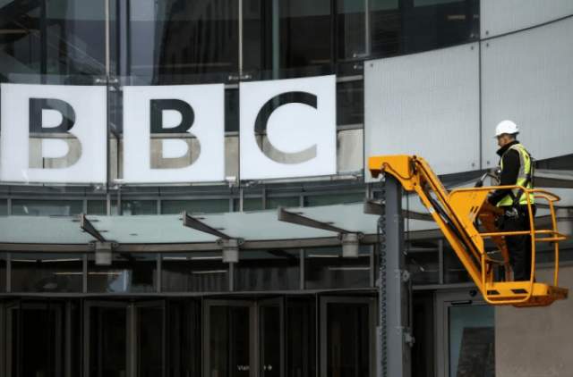 BBC توقف أحد مذيعيها المشهورين بعد تورطه بـ'فضيحة جنسية'