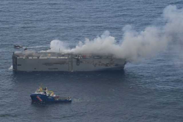 وكالة خبر للأنباء : كارثة بيئية محتملة .. 500 سيارة كهربائية على متن سفينة شحن مشتعلة