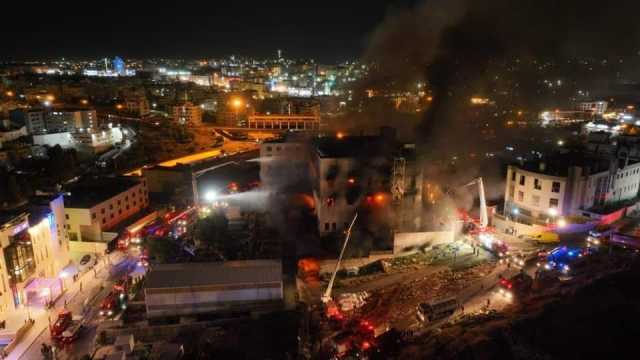شاهدوا : عمليات إطفاء حريق ضخم أتى على مصنع إسفنج بمنطقة الزهور