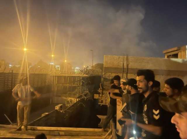 إضرام النار بالسفارة السويدية ببغداد خلال تظاهرة احتجاج على تجمع ينوي منظمه حرق القرآن