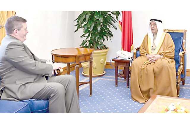 محمد بن مبارك يشيد بجهود سفير المملكة المتحدة في تعزيز العلاقات
