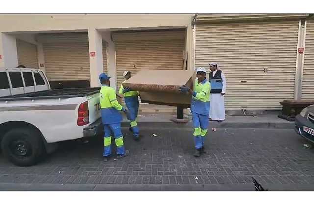 بلدية المنطقة الجنوبية تزيل تعديات على الشوارع والطرق العامة في الرفاع الشرقي