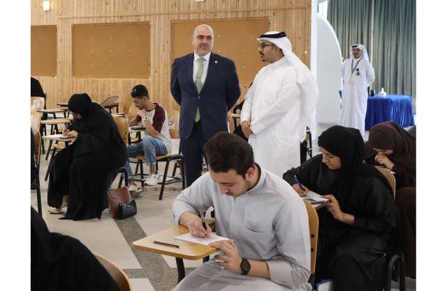 رئيس جامعة البحرين يتفقد القاعات خلال تأدية الطلبة امتحانات الفصل الصيفي
