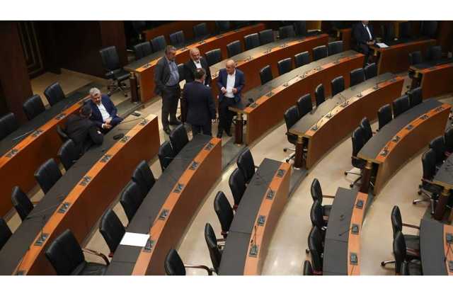 المعارضة اللبنانية تقاطع جلسة برلمانية تشريعية لإقرار قوانين مالية