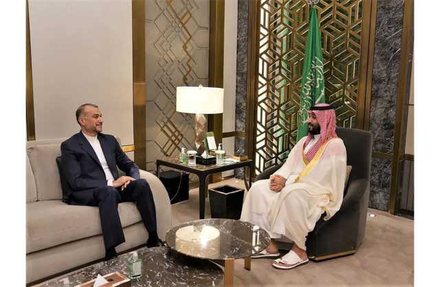 ولي العهد السعودي يبحث مع وزير خارجية إيران سبل تطوير العلاقات