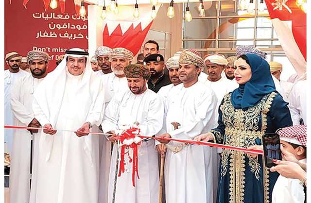 سفير البحرين بعُمان يشارك في معرض المنتجات العُمانية - البحرينية